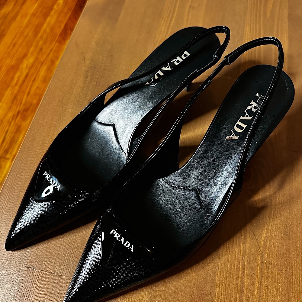 Prada 
Patent leather slingback pumps Size 40
